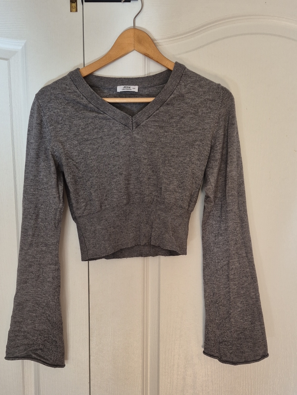Ardene Heather Gray Cropped V‑Neck Long Sleeve Top